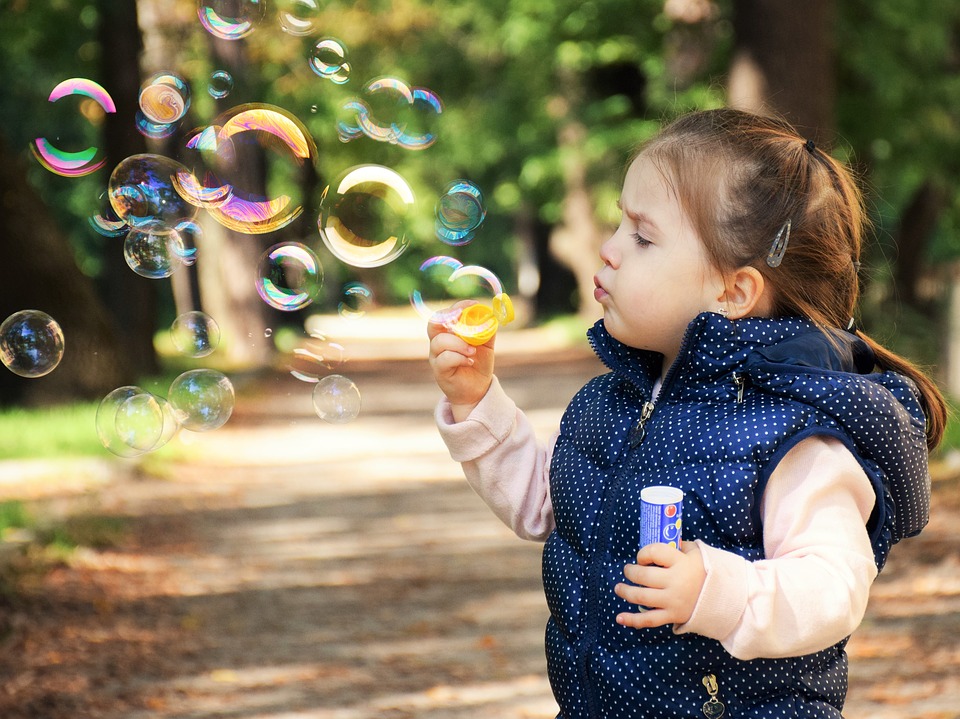niño y niña jugando