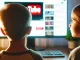 Niño y niña menor de 10 años viendo Youtube