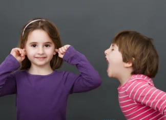 Niños gritando