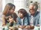 Padres hablando con sus hijos de educación financiera