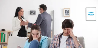 Padres hablando del divorcio delante de sus hijos