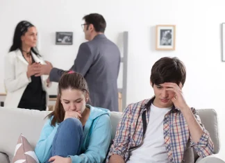 Padres hablando del divorcio delante de sus hijos