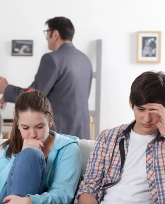 Padres hablando del divorcio delante de sus hijos