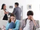 Padres hablando del divorcio delante de sus hijos