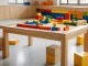 Clase de infantil con mesa de bloques de construcción para enseñar matemáticas