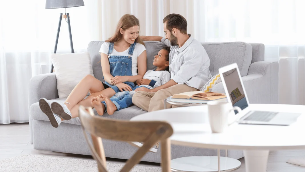 Mejores-padres-madres Padre y madres hablando distendidamente con su hijo en el salón de su casa