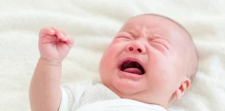 ¿Qué es un biberón anticólico? Bebé llorando - biberón anticólico