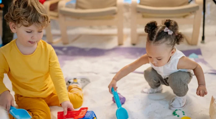 Pérdida auditiva en niños. Niños jugando con arena